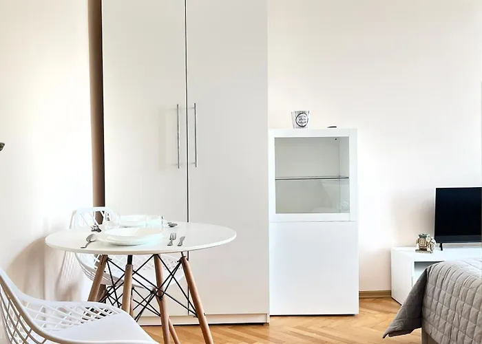 Cozy Two Bedrooms In Cracow Cracóvia