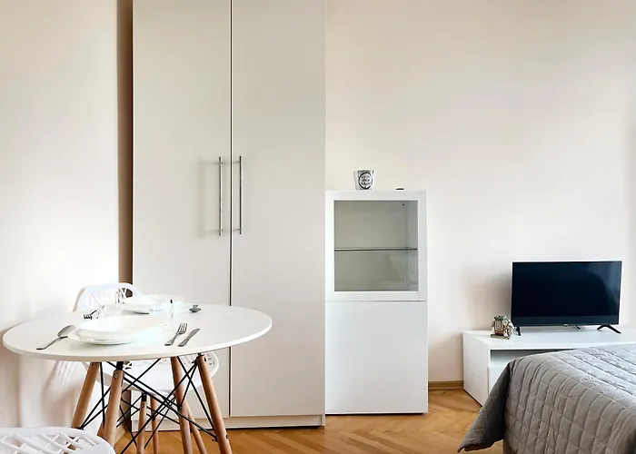 Cozy Two Bedrooms In Cracow Cracóvia